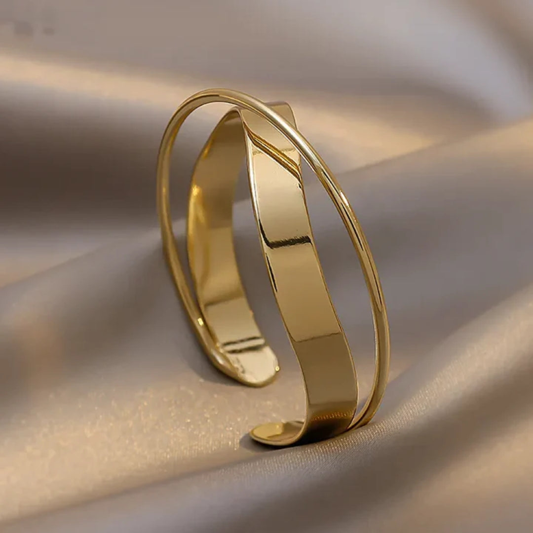 Classic vintage-style gold bracelet