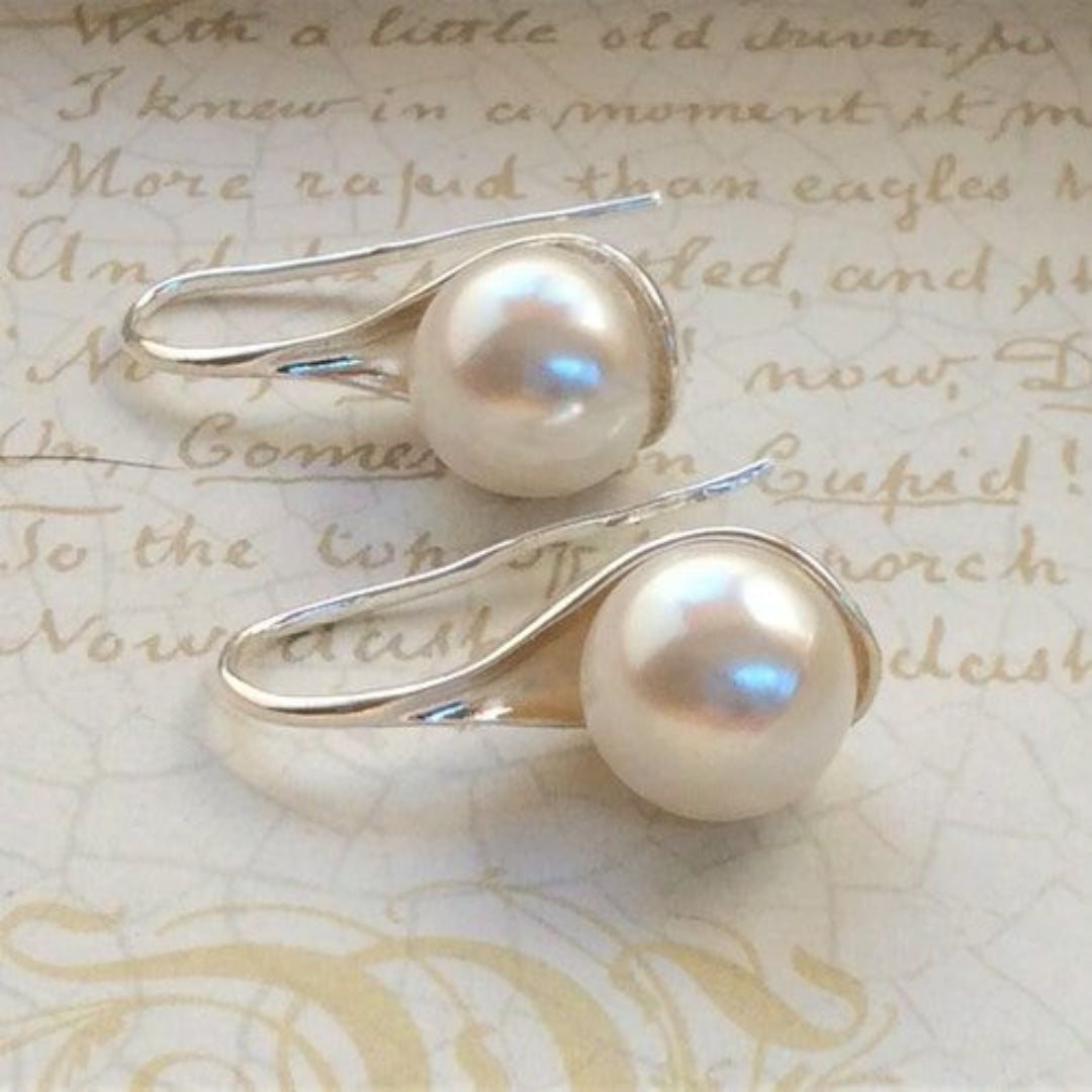Vintage-style pearl earrings