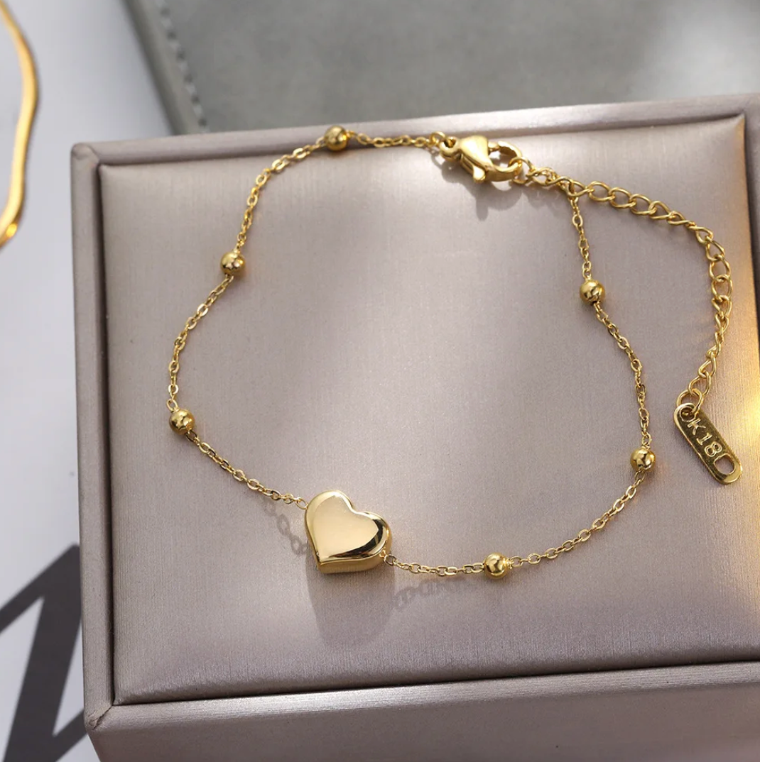 Solid Heart Bracelet with Pearls in 18K Gold Plating