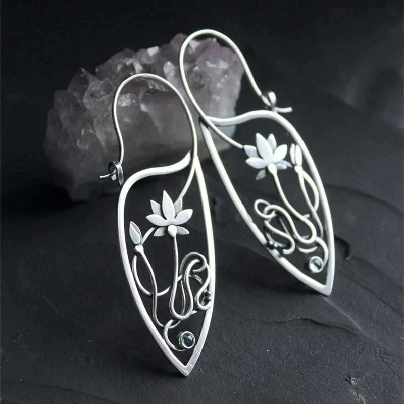 Lotus flower-shaped earrings in silver