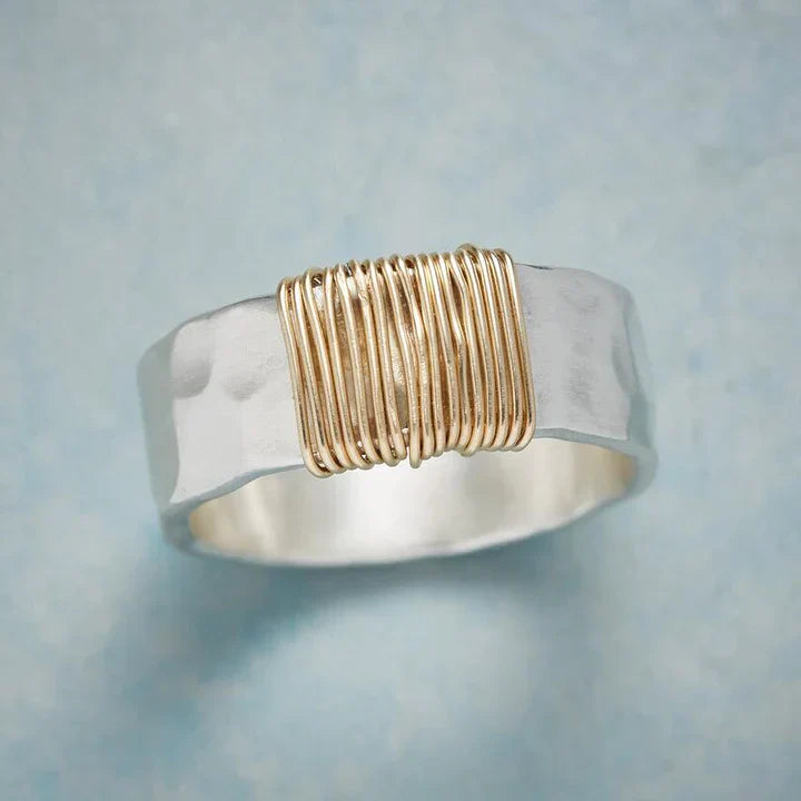Silver-coloured gold thread ring