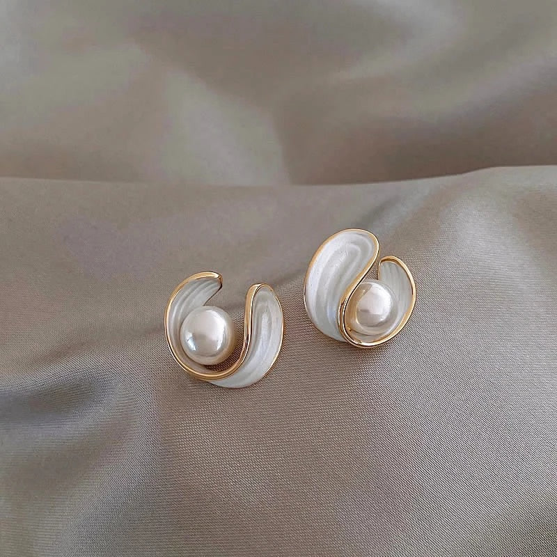 Elegant gold earrings with white opal and pearl