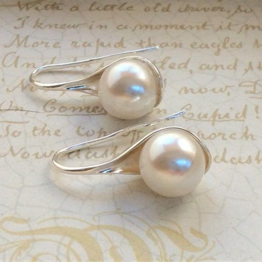 Vintage-style pearl earrings