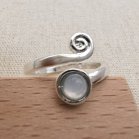 Spiral ring with moonstone