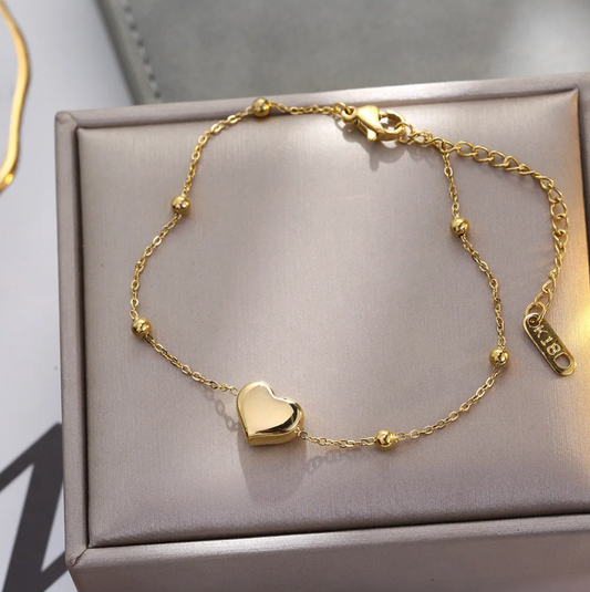 Solid Heart Bracelet with Pearls in 18K Gold Plating