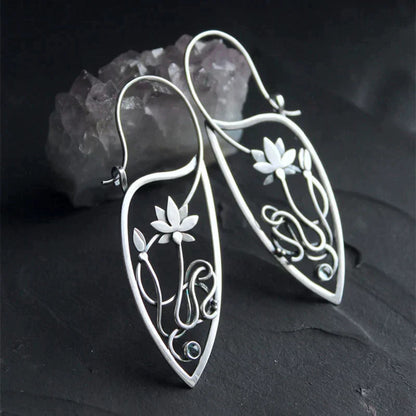 Lotus flower-shaped earrings in silver