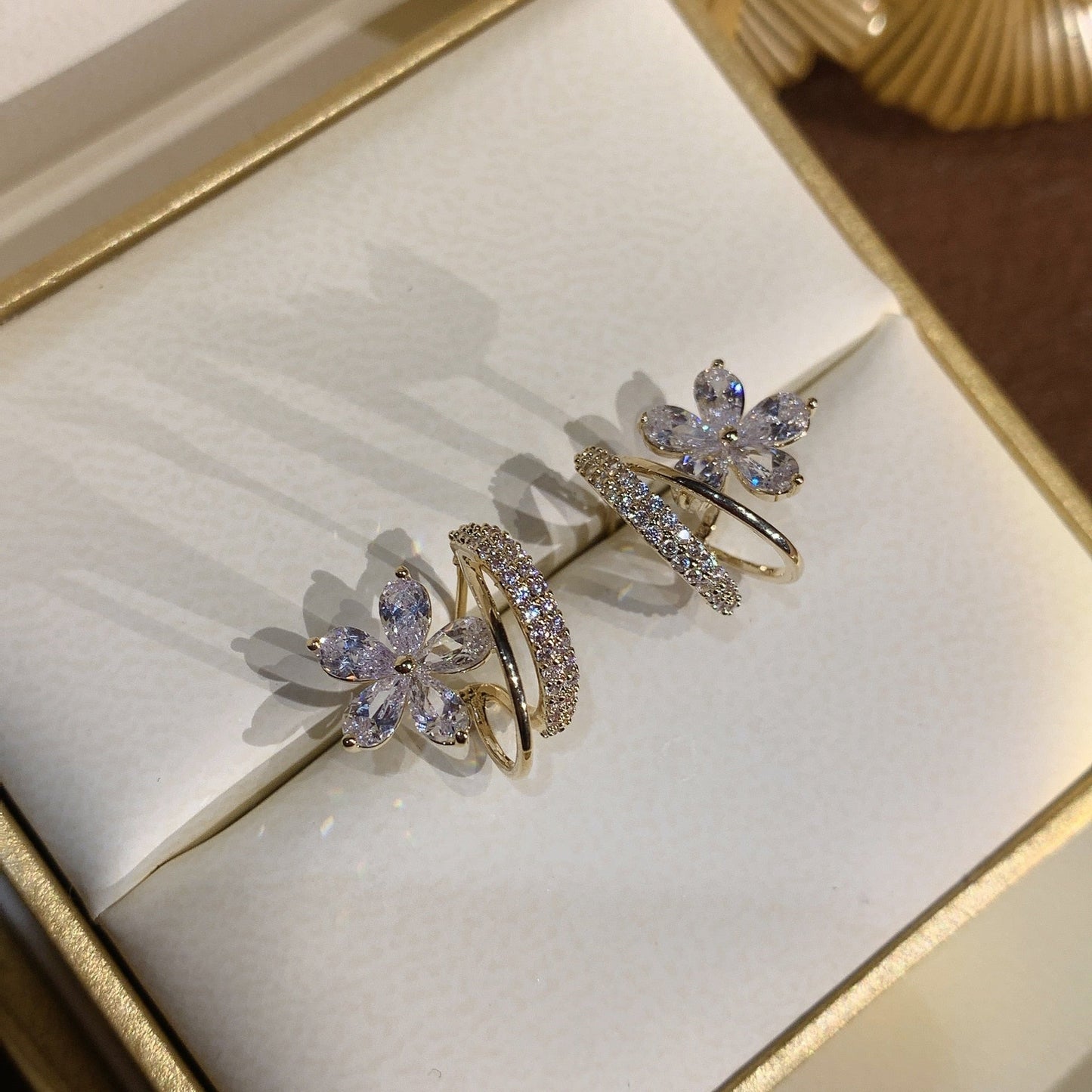 Gold vintage-style earrings