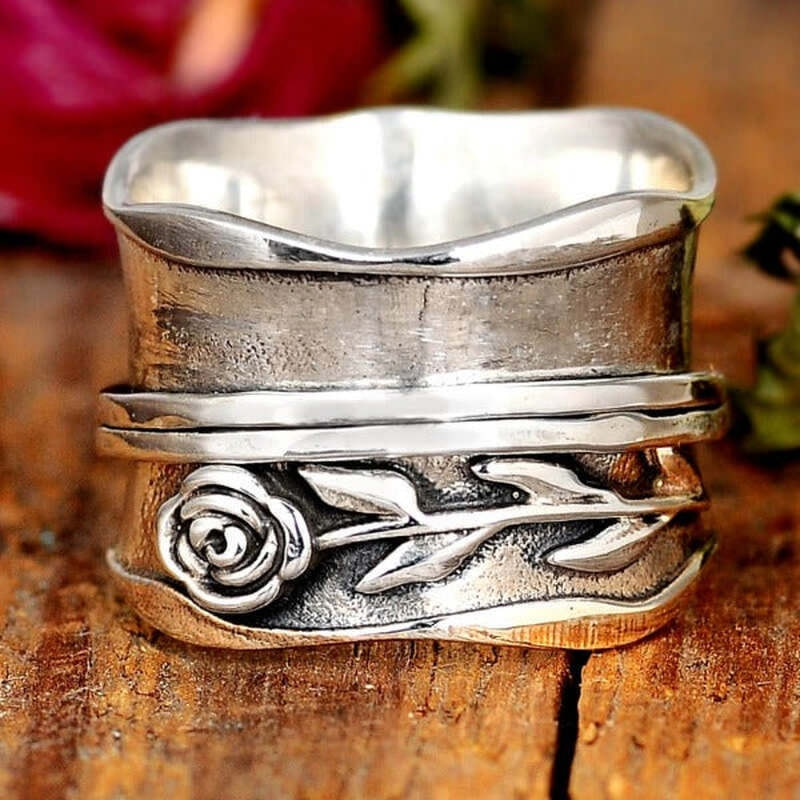 Silver vintage-style flower ring