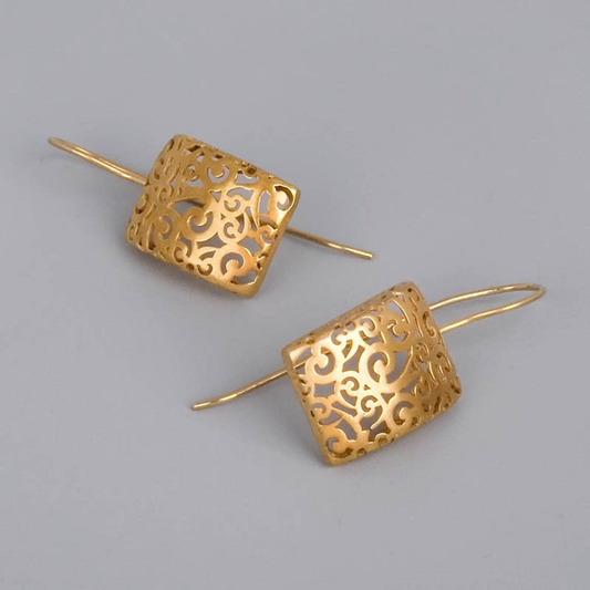 Gold earrings with small pearls