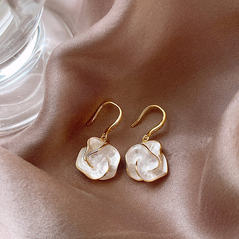 Elegant earrings with white petal design