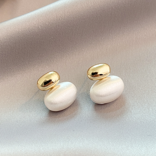 Oval earrings with golden pearls