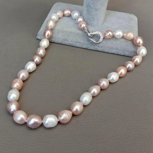 Necklace with colourful pearls